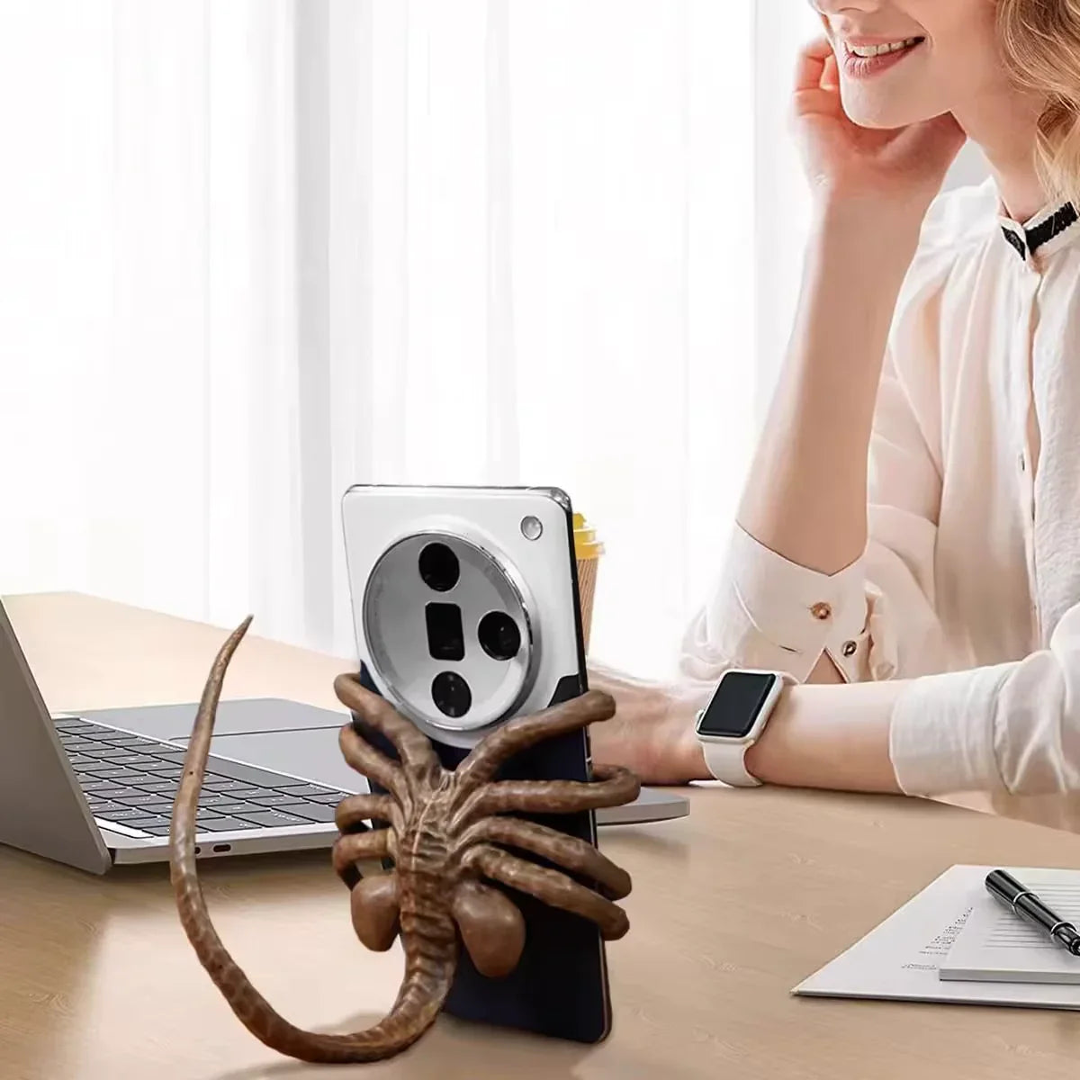 Alien Phone Holder, Creative Decorative Phone Holder Ornament Science Fiction Thriller Movie Facehugger Phone Holder Halloween.