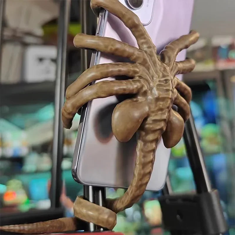 Alien Phone Holder, Creative Decorative Phone Holder Ornament Science Fiction Thriller Movie Facehugger Phone Holder Halloween.